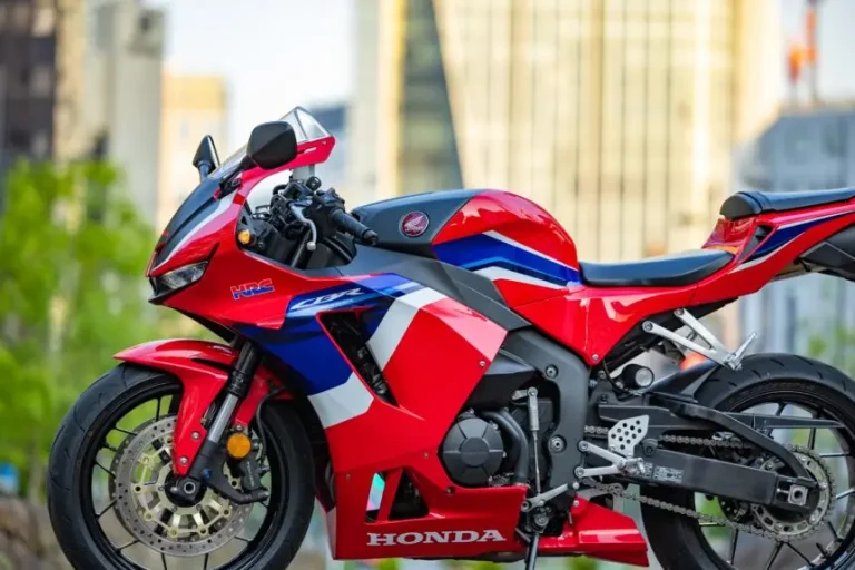 600ccスーパースポーツ『CBR600RR』はバイク通勤・通学やツーリングも楽しめるバイクなのか？【ホンダの道は1日にしてならず／Honda CBR600RR 試乗インプレ 前編】