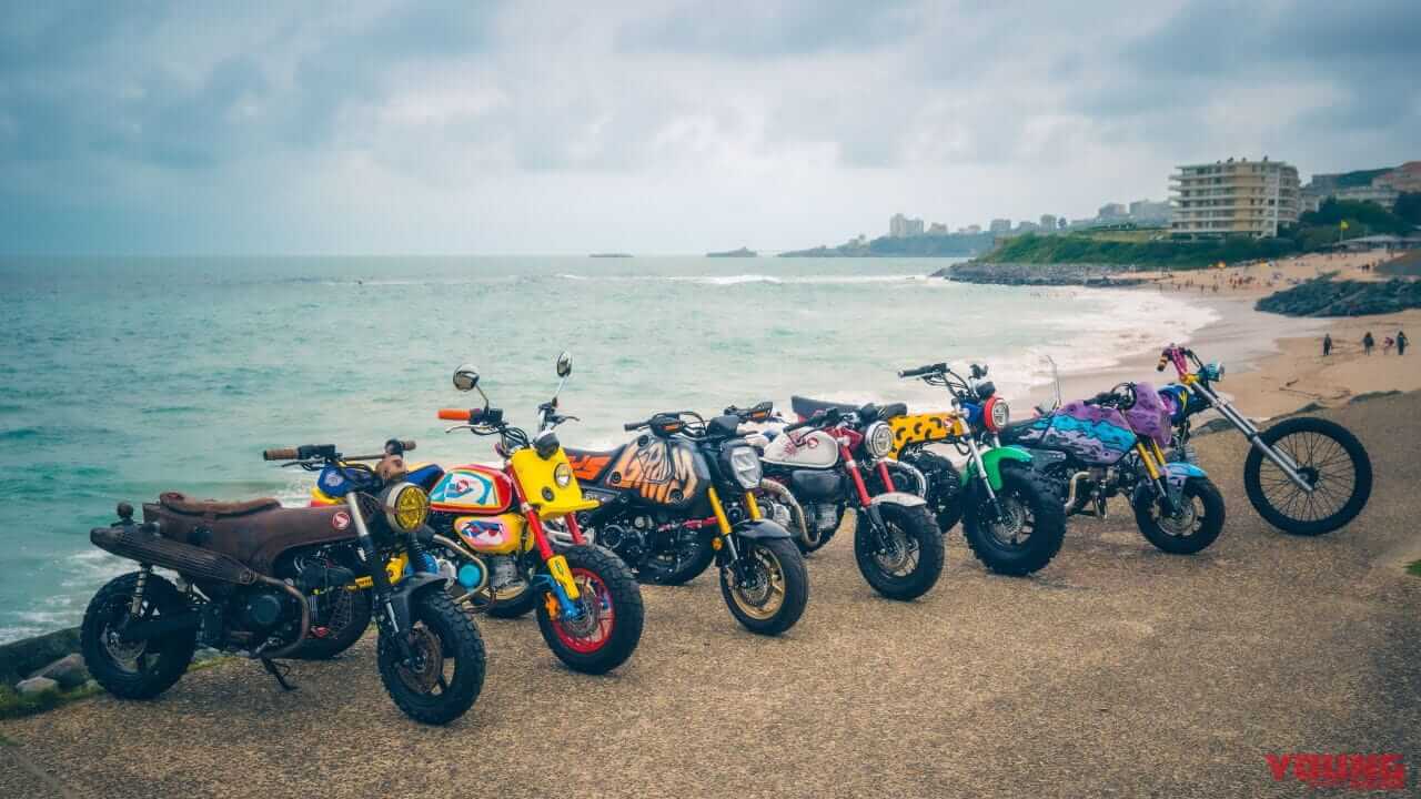 |ヒョウ柄のダックス125に、チョッパー仕様のモンキー125だと?! ビアリッツで開催の「ホイールス&ウェーブス」に7か国のホンダ カスタムミニが登場