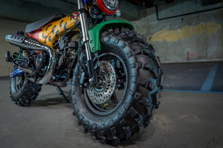 Driving Me Mad(Spain)|ヒョウ柄のダックス125に、チョッパー仕様のモンキー125だと?! ビアリッツで開催の「ホイールス&ウェーブス」に7か国のホンダ カスタムミニが登場