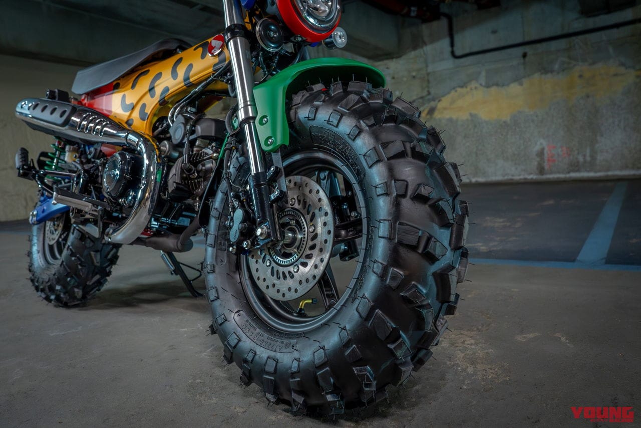 |ヒョウ柄のダックス125に、チョッパー仕様のモンキー125だと?! ビアリッツで開催の「ホイールス&ウェーブス」に7か国のホンダ カスタムミニが登場