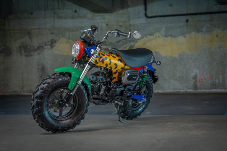 Driving Me Mad(Spain)|ヒョウ柄のダックス125に、チョッパー仕様のモンキー125だと?! ビアリッツで開催の「ホイールス&ウェーブス」に7か国のホンダ カスタムミニが登場