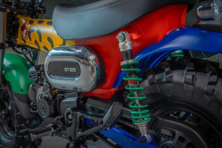 Driving Me Mad(Spain)|ヒョウ柄のダックス125に、チョッパー仕様のモンキー125だと?! ビアリッツで開催の「ホイールス&ウェーブス」に7か国のホンダ カスタムミニが登場