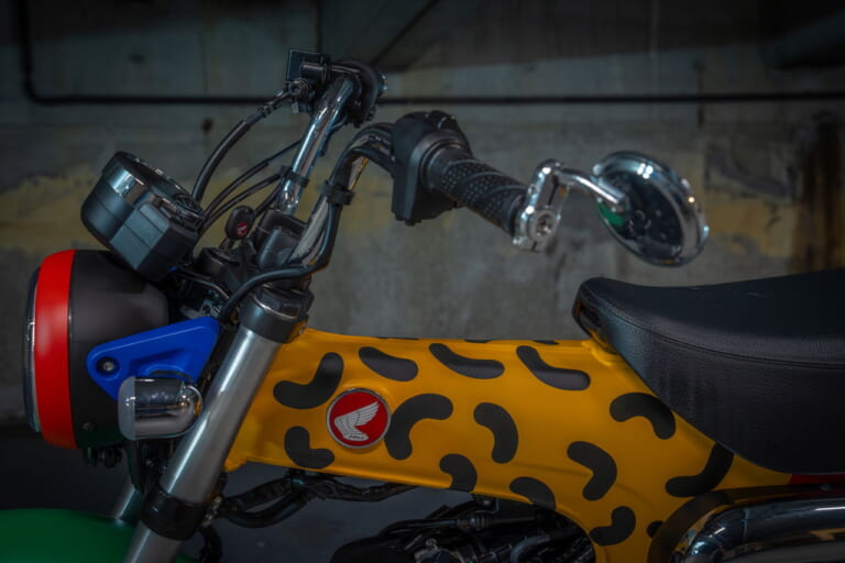 Driving Me Mad(Spain)|ヒョウ柄のダックス125に、チョッパー仕様のモンキー125だと?! ビアリッツで開催の「ホイールス&ウェーブス」に7か国のホンダ カスタムミニが登場