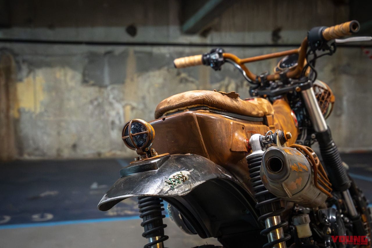 |ヒョウ柄のダックス125に、チョッパー仕様のモンキー125だと?! ビアリッツで開催の「ホイールス&ウェーブス」に7か国のホンダ カスタムミニが登場