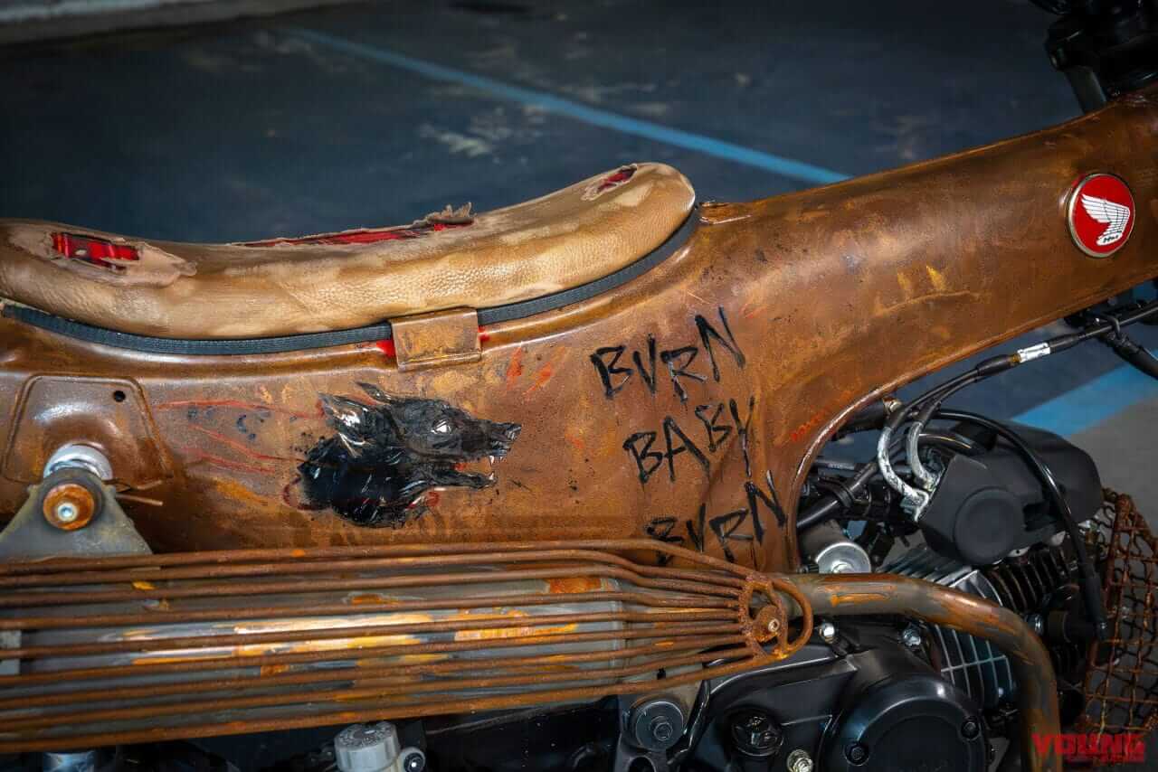 |ヒョウ柄のダックス125に、チョッパー仕様のモンキー125だと?! ビアリッツで開催の「ホイールス&ウェーブス」に7か国のホンダ カスタムミニが登場