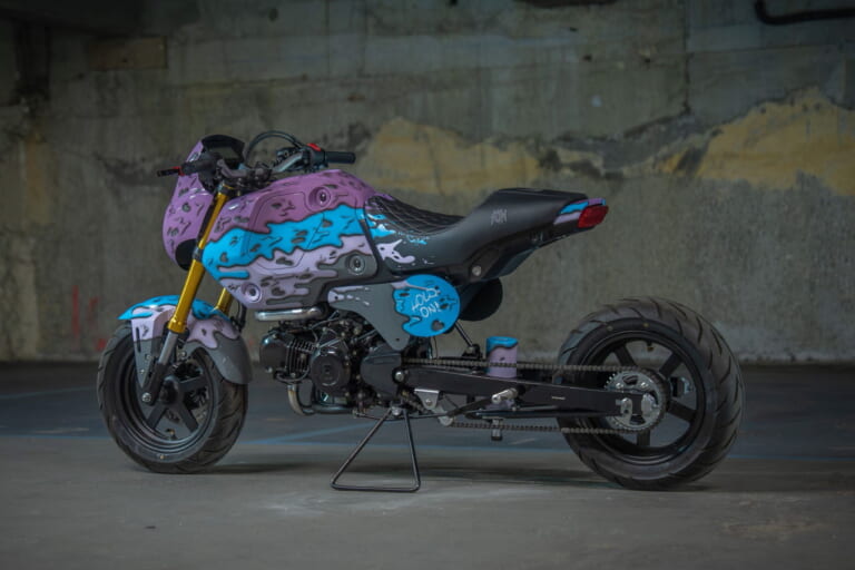 Hold On!(UK)|ヒョウ柄のダックス125に、チョッパー仕様のモンキー125だと?! ビアリッツで開催の「ホイールス&ウェーブス」に7か国のホンダ カスタムミニが登場