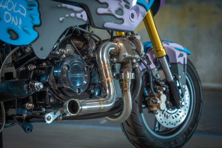 Hold On!(UK)|ヒョウ柄のダックス125に、チョッパー仕様のモンキー125だと?! ビアリッツで開催の「ホイールス&ウェーブス」に7か国のホンダ カスタムミニが登場