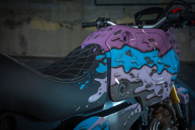 Hold On!(UK)|ヒョウ柄のダックス125に、チョッパー仕様のモンキー125だと?! ビアリッツで開催の「ホイールス&ウェーブス」に7か国のホンダ カスタムミニが登場