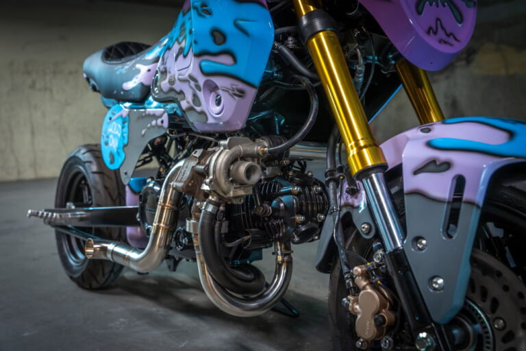 Hold On!(UK)|ヒョウ柄のダックス125に、チョッパー仕様のモンキー125だと?! ビアリッツで開催の「ホイールス&ウェーブス」に7か国のホンダ カスタムミニが登場