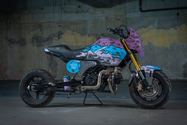 Hold On!(UK)|ヒョウ柄のダックス125に、チョッパー仕様のモンキー125だと?! ビアリッツで開催の「ホイールス&ウェーブス」に7か国のホンダ カスタムミニが登場