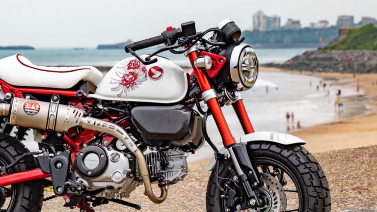 ヒョウ柄のダックス125に、チョッパー仕様のモンキー125だと?! ビアリッツで開催の「ホイールス&ウェーブス」に7か国のホンダ カスタムミニが登場