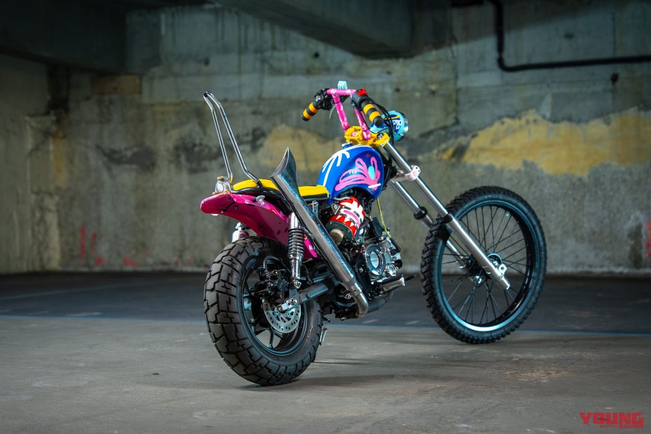 |ヒョウ柄のダックス125に、チョッパー仕様のモンキー125だと?! ビアリッツで開催の「ホイールス&ウェーブス」に7か国のホンダ カスタムミニが登場