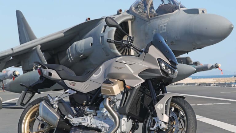 限定28台! イタリア海軍航空隊「鷲のマーク」が目印のモトグッツィが「V100 マンデッロ・アヴィアツィオーネ・ナヴァーレ」を発売