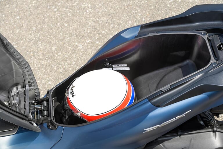 ホンダPCX|ラゲッジボックス|ホンダ新型PCX 試乗インプレッション【実家のような安心感、規制適合後も健在だ】