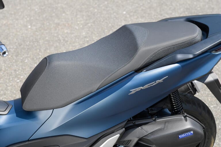 ホンダPCX|シート|ホンダ新型PCX 試乗インプレッション【実家のような安心感、規制適合後も健在だ】