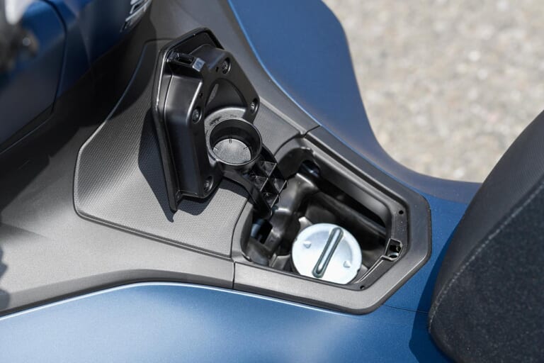 ホンダPCX|燃料タンクキャップ|ホンダ新型PCX 試乗インプレッション【実家のような安心感、規制適合後も健在だ】