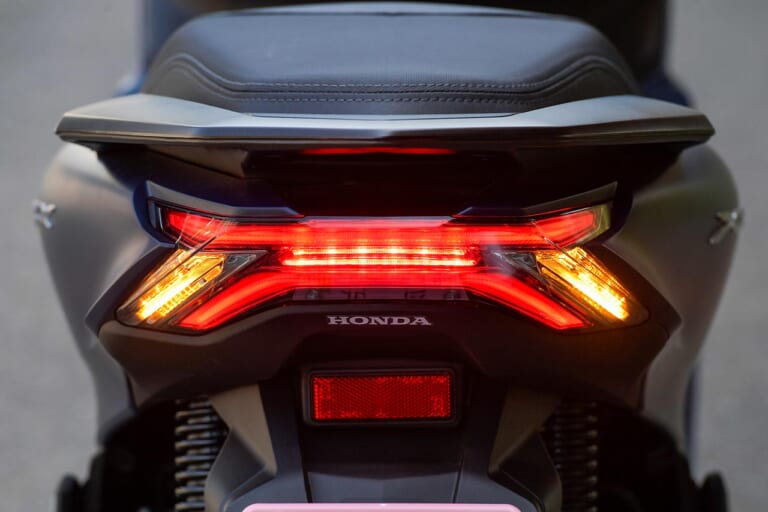 ホンダPCX|灯火類|ホンダ新型PCX 試乗インプレッション【実家のような安心感、規制適合後も健在だ】