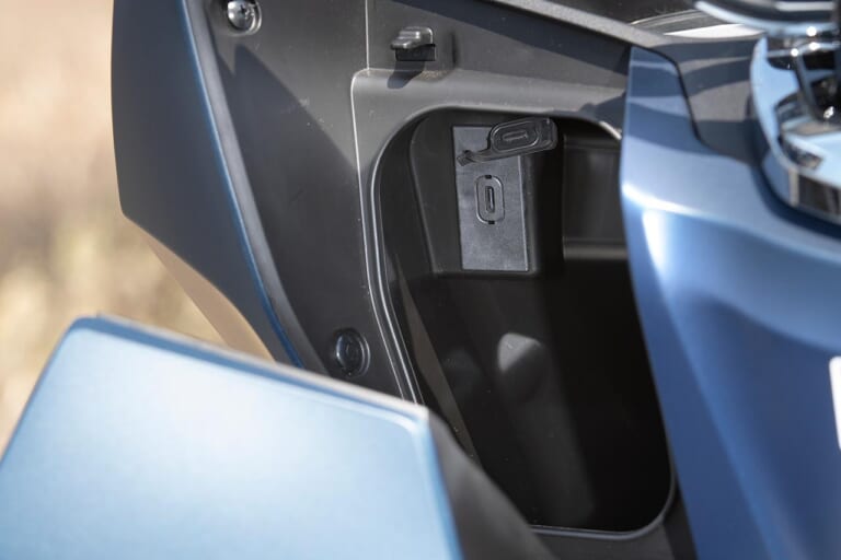 ホンダPCX|フロントインナーボックス|ホンダ新型PCX 試乗インプレッション【実家のような安心感、規制適合後も健在だ】