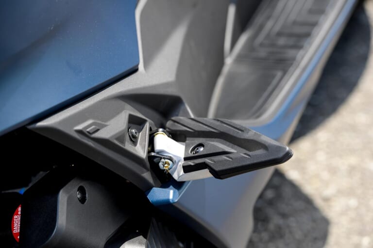 ホンダPCX|タンデムステップ|ホンダ新型PCX 試乗インプレッション【実家のような安心感、規制適合後も健在だ】