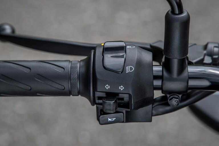 スズキ ジクサー250|スイッチまわり|スズキ新型ジクサー250 試乗インプレッション【単気筒ゆえの軽さが際立つ】