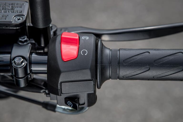 スズキ ジクサー250|スイッチまわり|スズキ新型ジクサー250 試乗インプレッション【単気筒ゆえの軽さが際立つ】