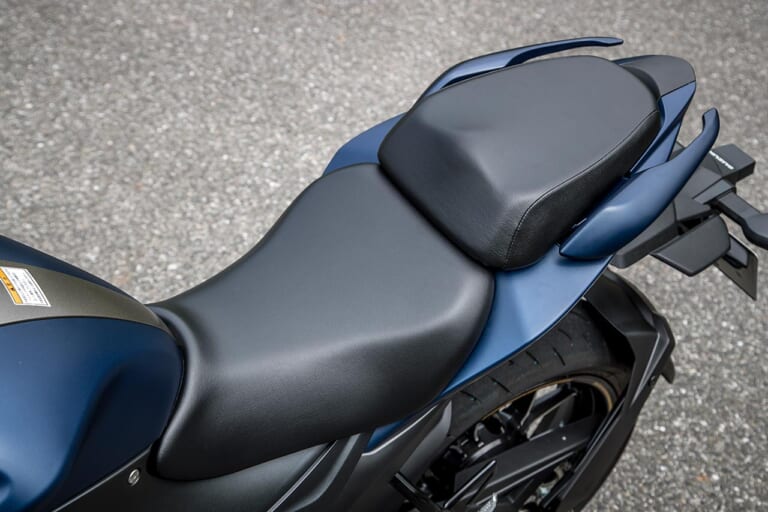 スズキ ジクサー250|シート|スズキ新型ジクサー250 試乗インプレッション【単気筒ゆえの軽さが際立つ】