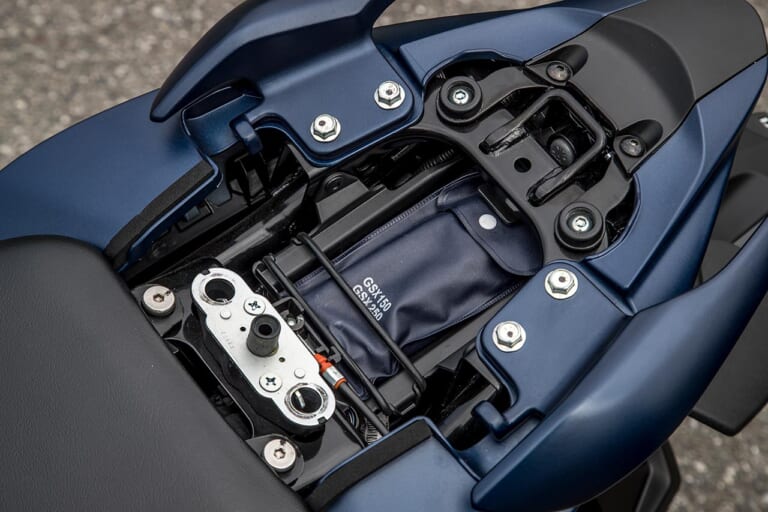 スズキ ジクサー250|タンデムシート下|スズキ新型ジクサー250 試乗インプレッション【単気筒ゆえの軽さが際立つ】