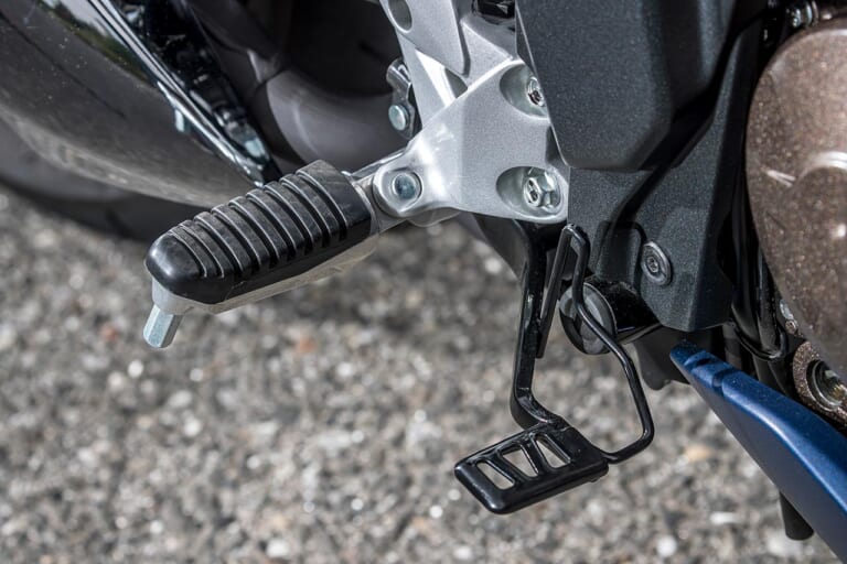 スズキ ジクサー250|ステップ|スズキ新型ジクサー250 試乗インプレッション【単気筒ゆえの軽さが際立つ】