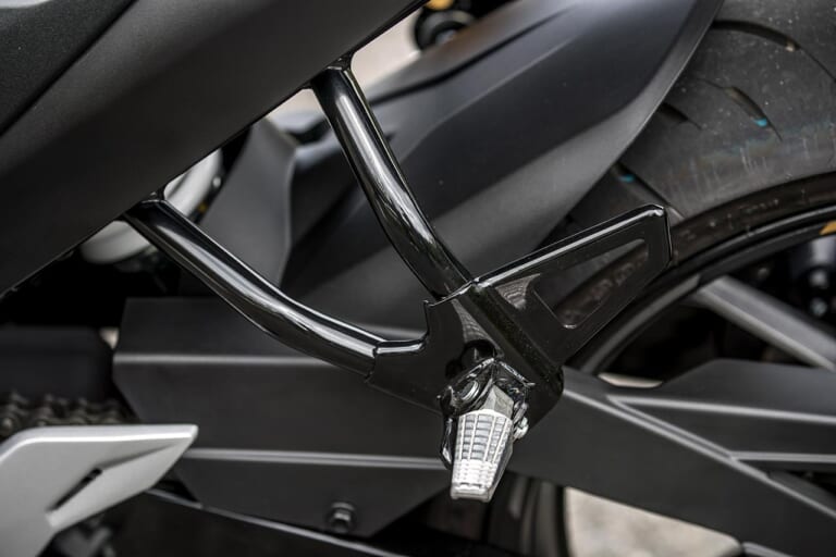 スズキ ジクサー250|ステップ|スズキ新型ジクサー250 試乗インプレッション【単気筒ゆえの軽さが際立つ】