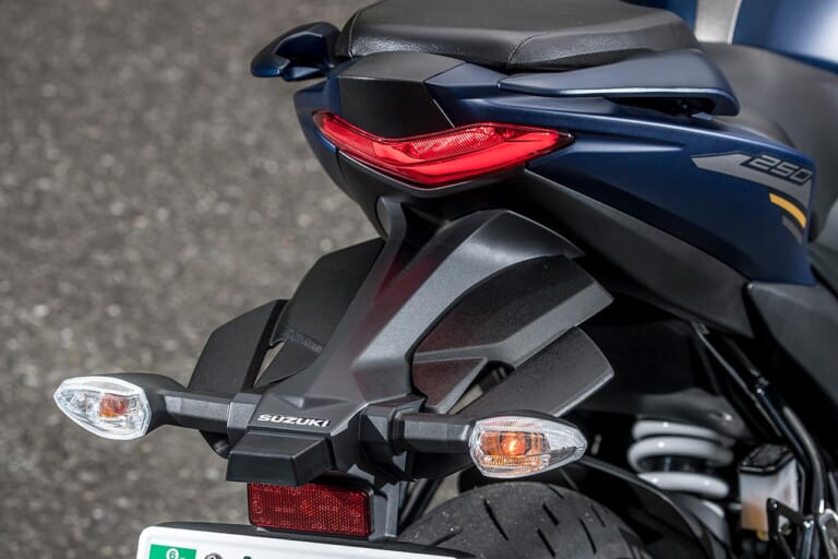 スズキ ジクサー250|灯火類|スズキ新型ジクサー250 試乗インプレッション【単気筒ゆえの軽さが際立つ】