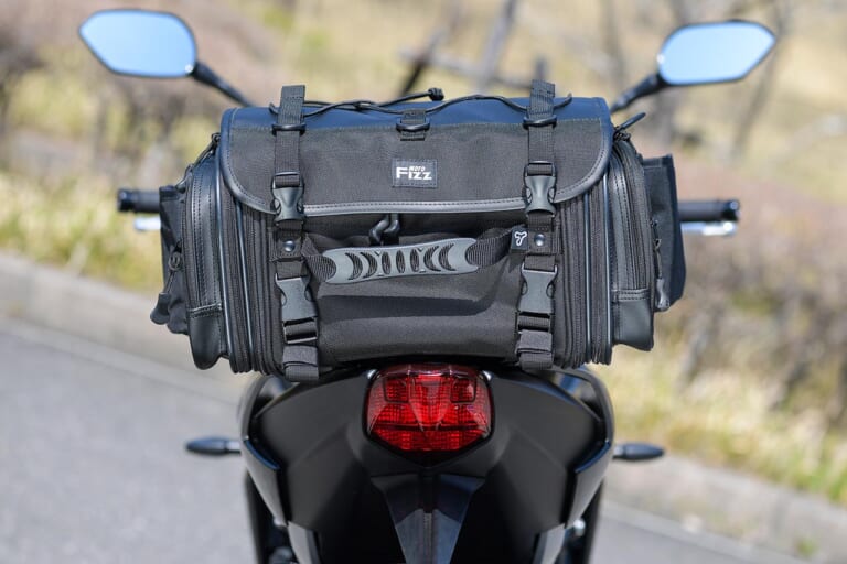 モトフィズ ミニフィールドシートバッグEX|モトフィズ ミニフィールドシートバッグEX試用インプレッション【両サイド開きで利便性が倍増】