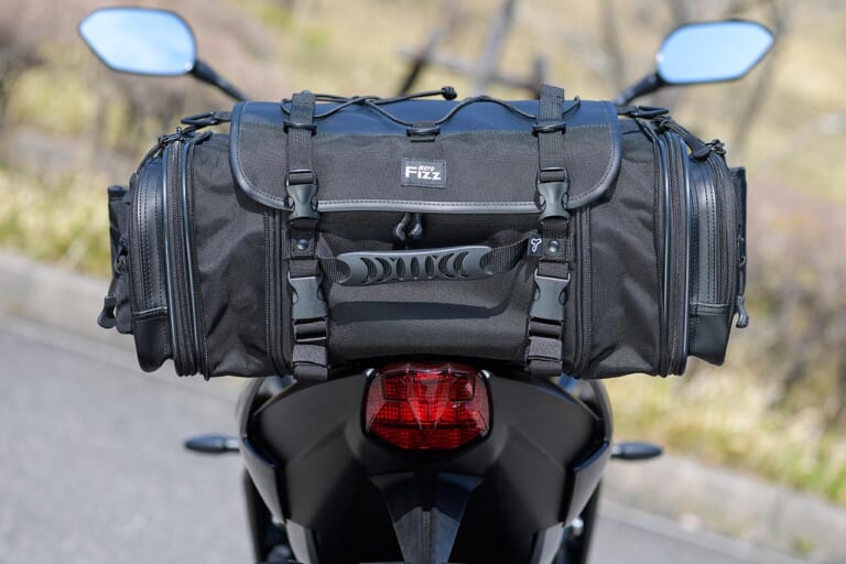 モトフィズ ミニフィールドシートバッグEX|モトフィズ ミニフィールドシートバッグEX試用インプレッション【両サイド開きで利便性が倍増】