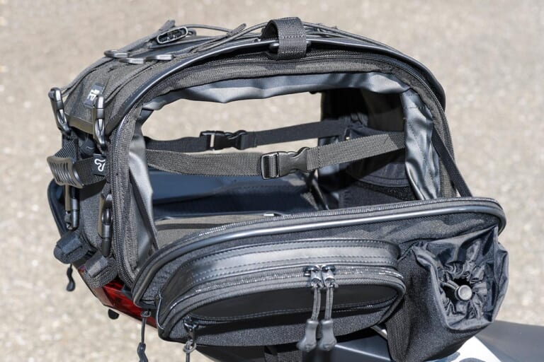 モトフィズ ミニフィールドシートバッグEX|モトフィズ ミニフィールドシートバッグEX試用インプレッション【両サイド開きで利便性が倍増】