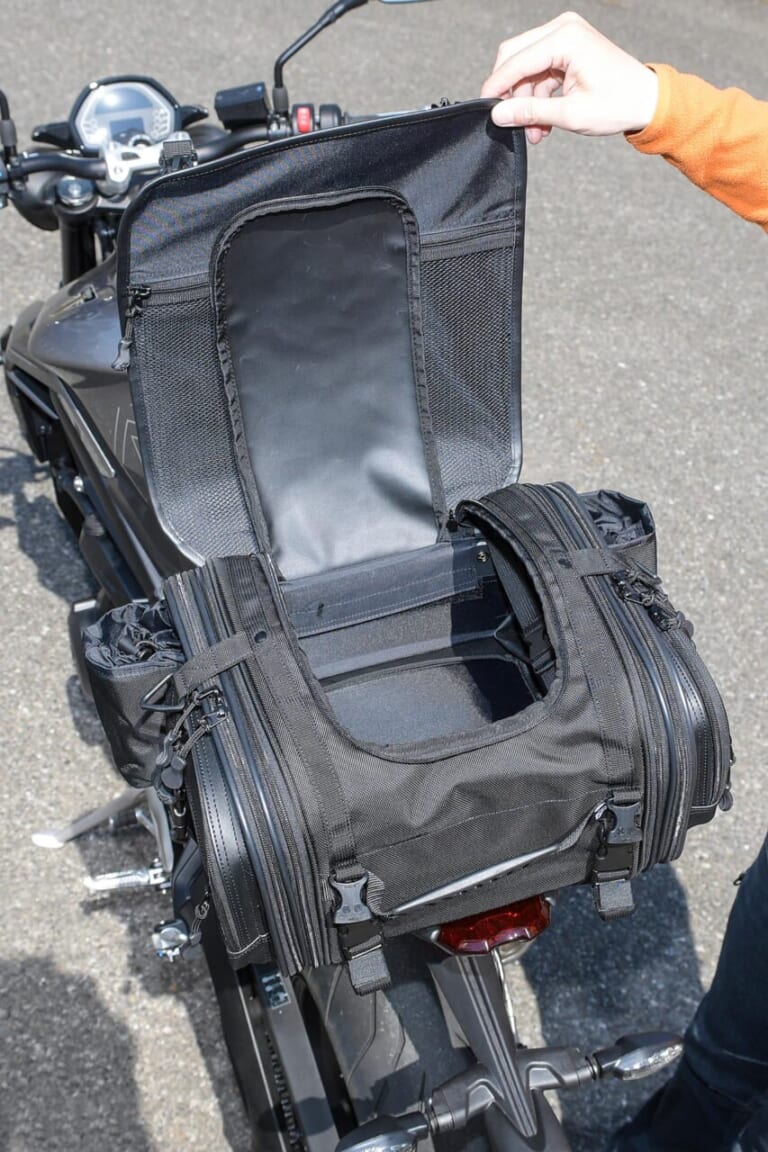 モトフィズ ミニフィールドシートバッグEX|モトフィズ ミニフィールドシートバッグEX試用インプレッション【両サイド開きで利便性が倍増】