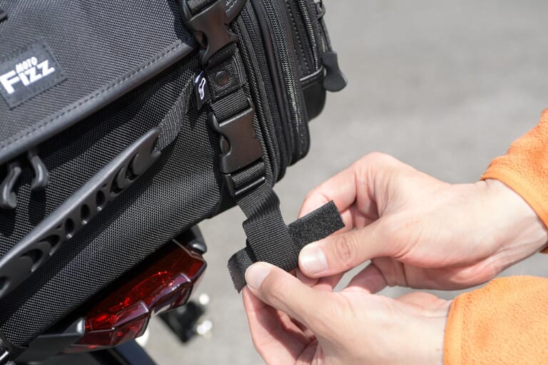 モトフィズ ミニフィールドシートバッグEX|モトフィズ ミニフィールドシートバッグEX試用インプレッション【両サイド開きで利便性が倍増】