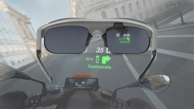 スカウター超えの未来キタ！！ BMWがスマートグラスを発表、ナビや速度をリアルタイムで視界に投影する！