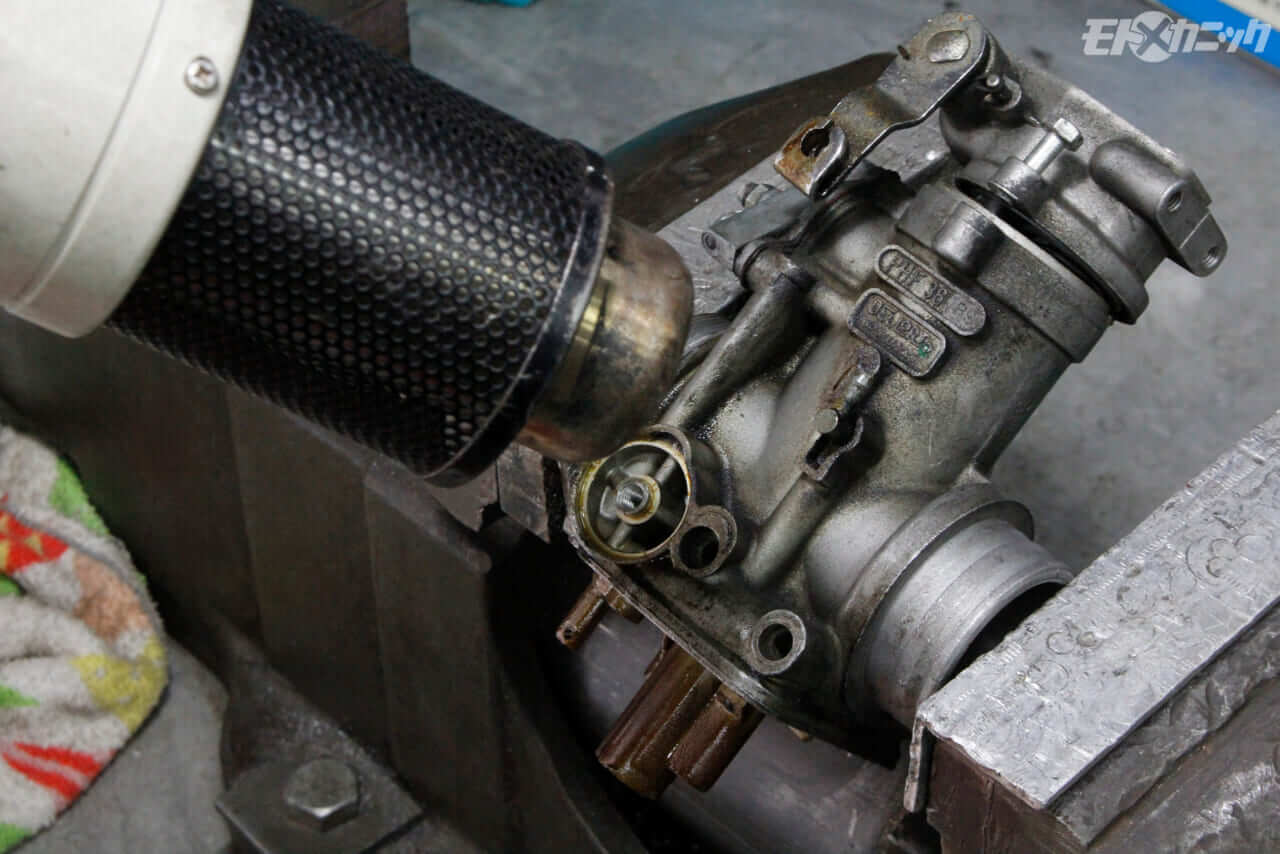 写真] YsGear-Carburetor-05 │ 完全固着でビクともしなかったキャブが