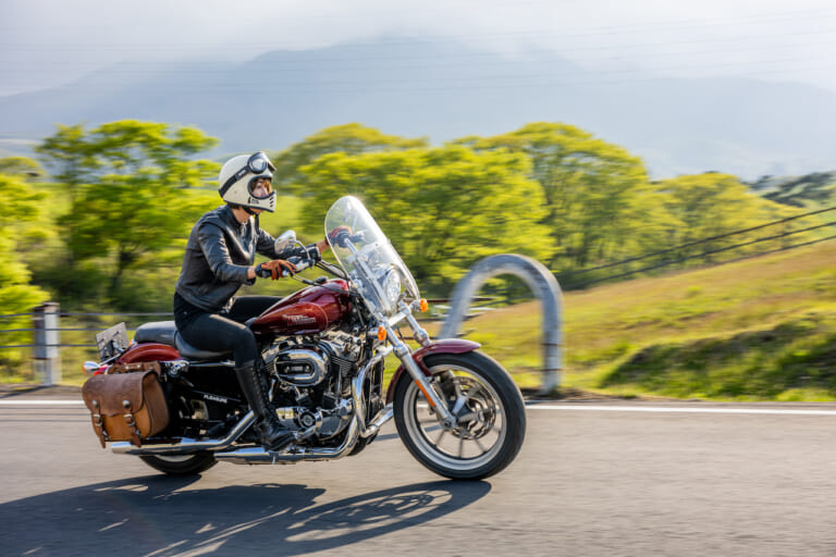 秋田ライダーえむちゃん|スポーツスター1200Tスーパーロー|夜道雪さんら“バイク女子”はキュートなだけじゃない! バズる理由をイベントで目の当たりに!!