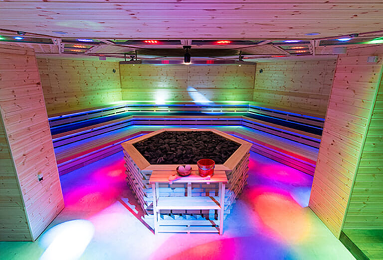 サウナ&カプセルホテル ウェルビー栄店|真夏ツーリングの後はサウナでサッパリ! 夏こそ行きたいサウナ20選〈ニフティ温泉調べ〉