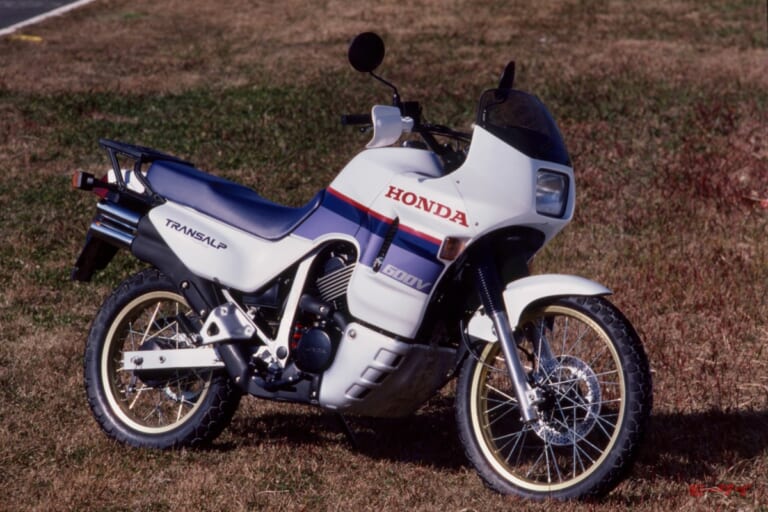 ホンダ初代トランザルプ600V【1987年新車時試乗レポート】パリダカマシンの設計思想を受け継いだオン／オフツアラー