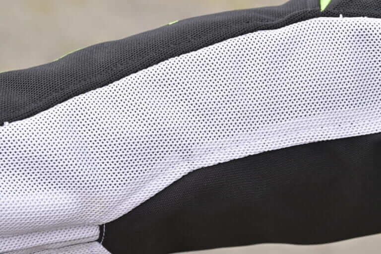 エルフ スポルトメッシュジャケット|真夏を乗り切るフルメッシュ試用レポート【エルフ スポルトメッシュジャケット】ハードな質感でタフに走れる