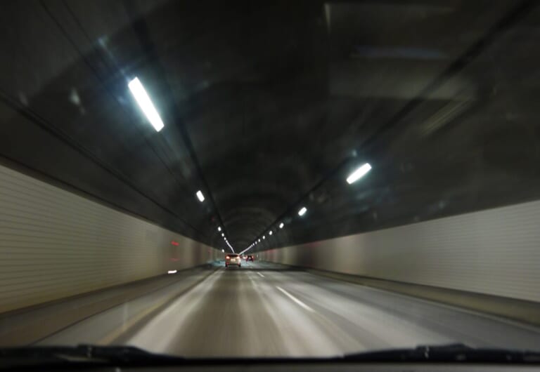 省エネ必須の夏! 電力需給ひっ迫で高速道路のトンネルやPA/SAの照明が減灯or消灯!?