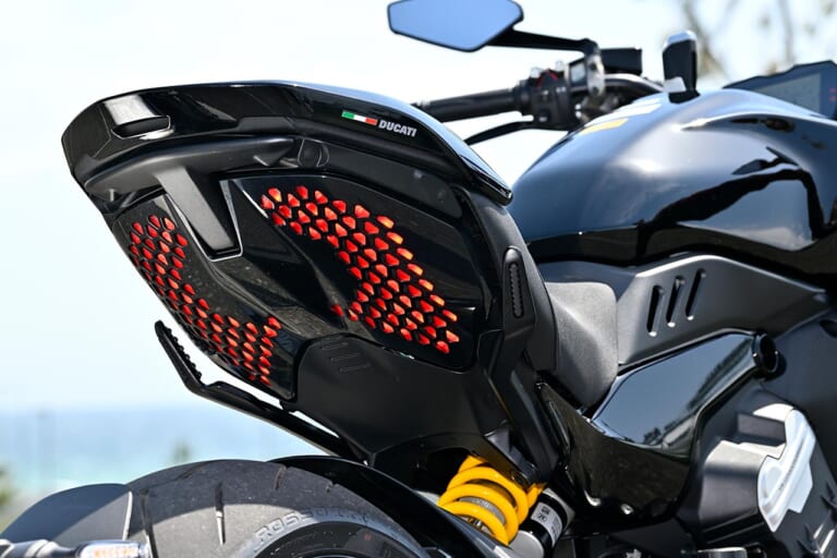 ドゥカティ ディアベルV4|ドゥカティ ディアベルV4【試乗ショートインプレ】逆回転クランクの軽快感が際立つ