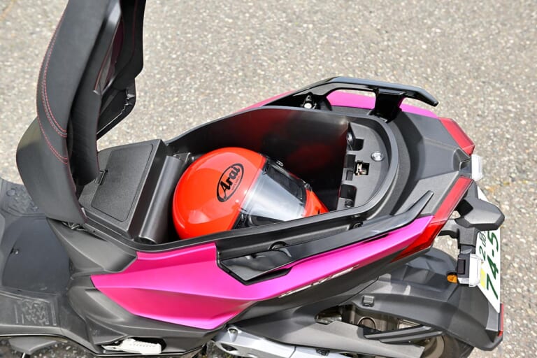 キムコKRV180TCS|シート下スペース|絶妙な排気量180ccの軽快スクーター【キムコKRV180TCS】試乗ショートインプレッション