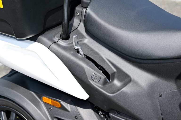 ピアッジオ マイムーバー|レバー|大人も入れる巨大リヤボックスを標準搭載!?【ピアッジオ マイムーバー】試乗ショートインプレ