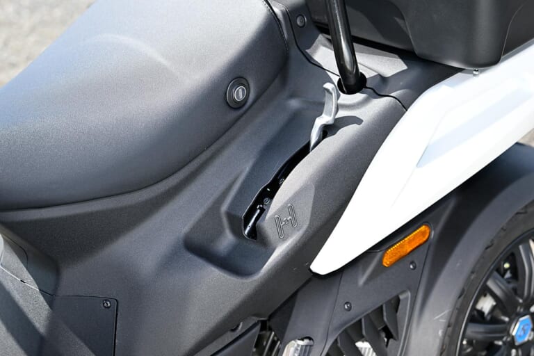 ピアッジオ マイムーバー|レバー|大人も入れる巨大リヤボックスを標準搭載!?【ピアッジオ マイムーバー】試乗ショートインプレ