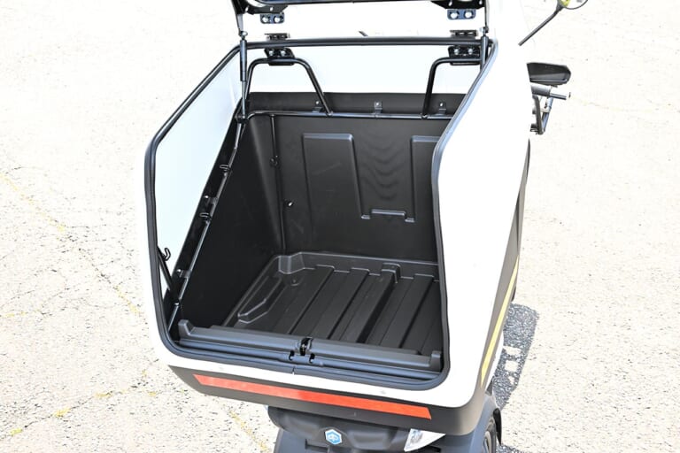 ピアッジオ マイムーバー|リヤボックス|大人も入れる巨大リヤボックスを標準搭載!?【ピアッジオ マイムーバー】試乗ショートインプレ