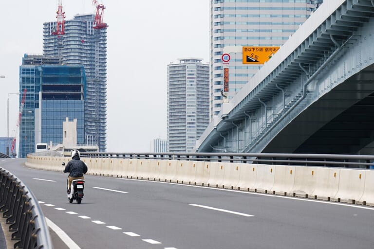 ホンダEM1e:|ホンダの電動バイク「EM1 e:」を公道で乗り回してみた! バッテリーはどれくらい持つ?【イーコン/STDモード切替でぜんぜん違う!】