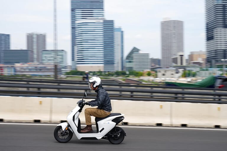 ホンダの電動バイク「EM1 e:」を公道で乗り回してみた! バッテリーはどれくらい持つ?【イーコン/STDモード切替でぜんぜん違う!】