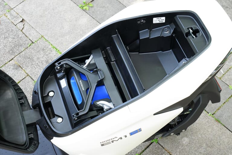 ホンダEM1e:|バッテリー|ホンダの電動バイク「EM1 e:」を公道で乗り回してみた! バッテリーはどれくらい持つ?【イーコン/STDモード切替でぜんぜん違う!】